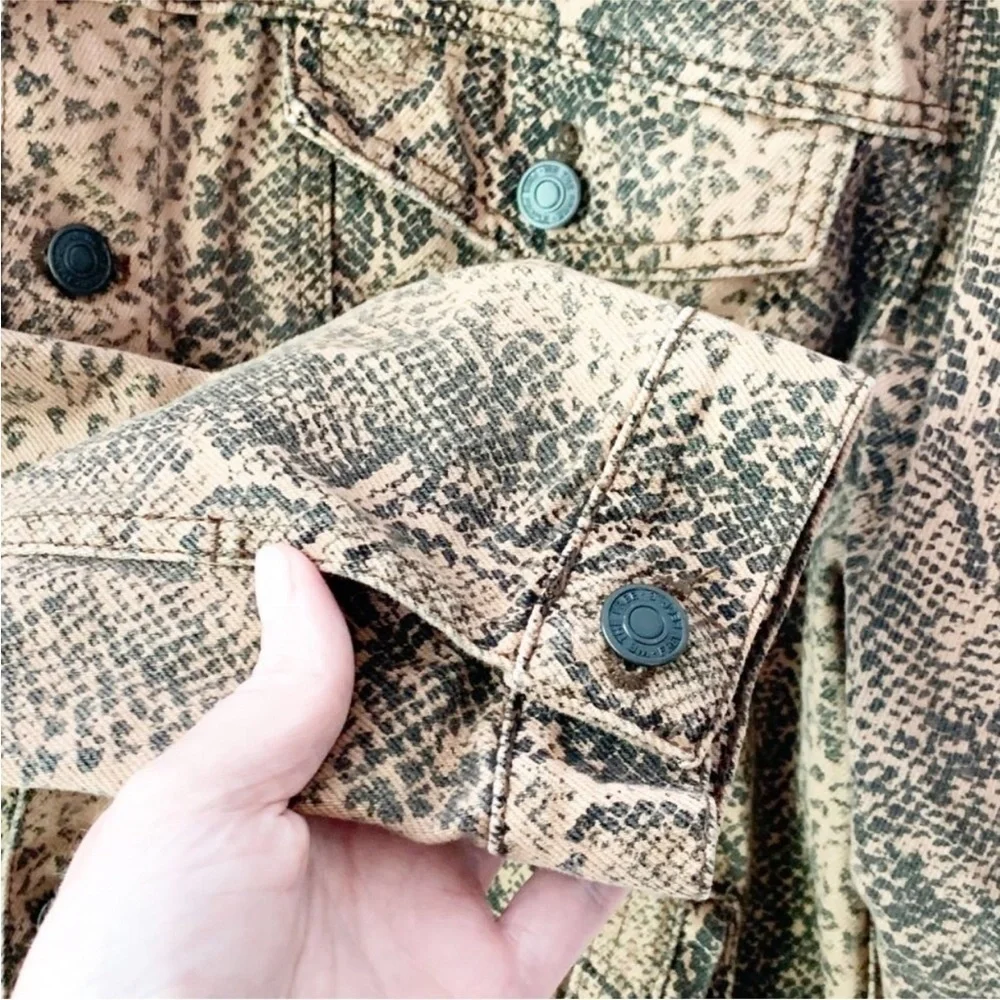 FREE PEOPLE Snake Print Trucker Jacket in Brown Women's Small Button Up‎ Pockets